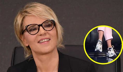 Maria De Filippi, tutti pazzi per le sue sneakers: quanto costano 